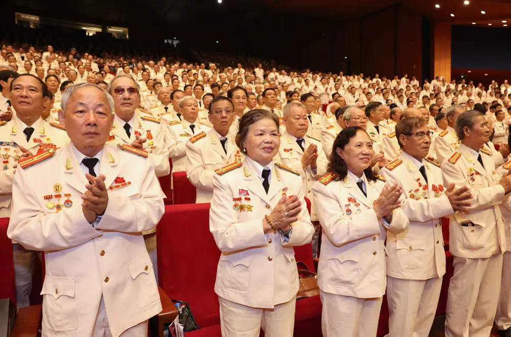 Các đại biểu từng cống hiến trong lực lượng công an nhân dân dự buổi lễ. Ảnh: QUANG PHÚC z6915122652169_15cbe296a91ca0340d18d91945443952.jpg