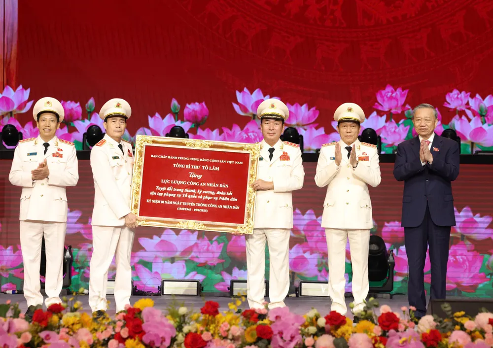 Tổng Bí thư Tô Lâm trao bức trướng tặng lực lượng công an nhân dân. Ảnh: QUANG PHÚC z6915408505983_8b816b722a72d3a70e67eea16c62cb32.jpg