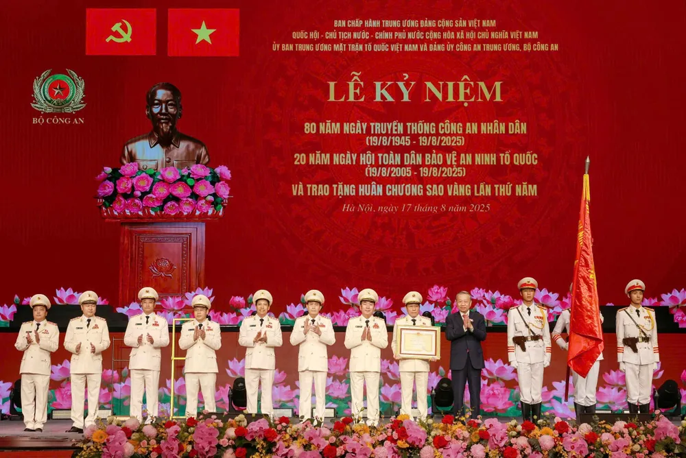 Thay mặt lãnh đạo Đảng, Nhà nước, Tổng Bí thư Tô Lâm trao Huân chương Sao vàng tặng Bộ Công an. Ảnh: QUANG PHÚC z6915451023540_6b05d8d7d28f6fb0c876cdbf300e1fea.jpg