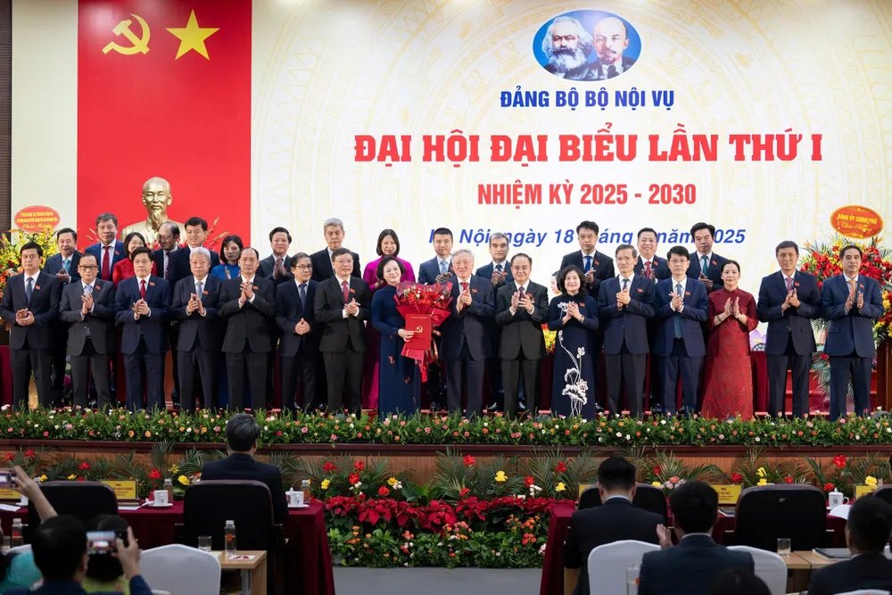 Phó Thủ tướng Thường trực Nguyễn Hòa Bình và các đại biểu chúc mừng Bí thư Đảng ủy Bộ Nội vụ nhiệm kỳ 2025-2030 Phạm Thị Thanh Trà. Ảnh: MẠNH QUÂN Dai hoi BNV.jpg