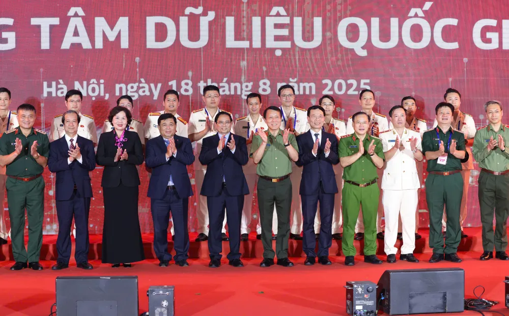 Der Premierminister und die Leiter der Zentralministerien und Zweigstellen machten bei der Eröffnungszeremonie des Nationalen Datenzentrums Erinnerungsfotos. Foto: VIET CHUNG z6919772887717_f1517f2e85b5cd651a9cb143a70aaae6.jpg