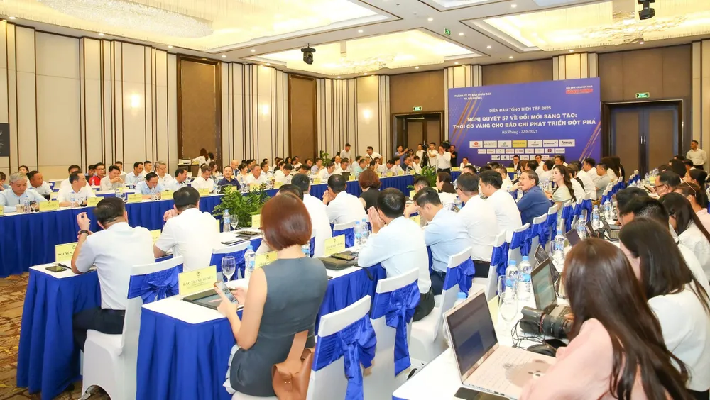 Quang cảnh diễn đàn Quang cảnh diễn đàn.jpg