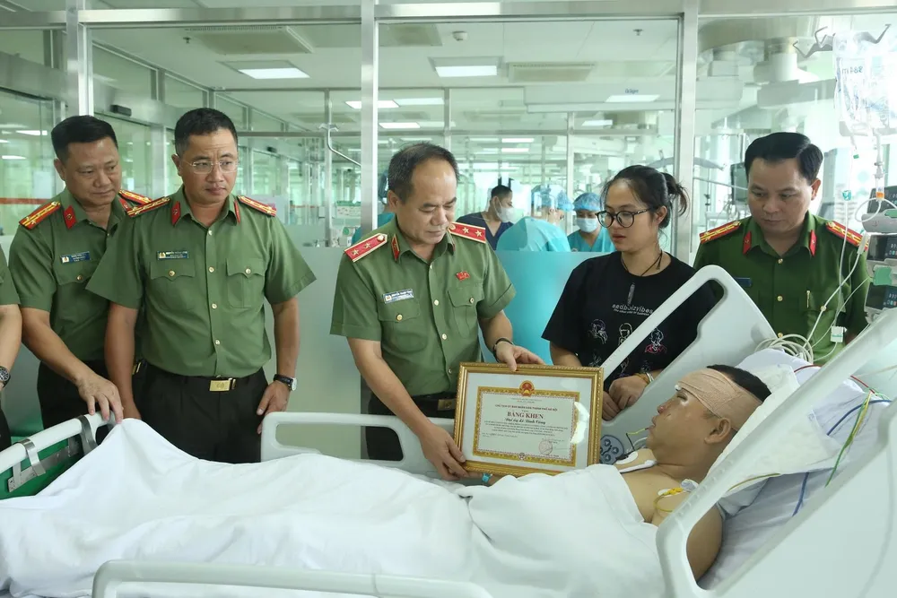 Trung tướng Nguyễn Thanh Tùng, Giám đốc Công an TP Hà Nội, ghi nhận, biểu dương tinh thần trách nhiệm, dũng cảm “vì nước quên thân, vì dân phục vụ”; đồng thời trực tiếp trao tặng Bằng khen của Chủ tịch UBND TP Hà Nội cho Đại úy Lê Đình Công Trao Bang khen.jpg