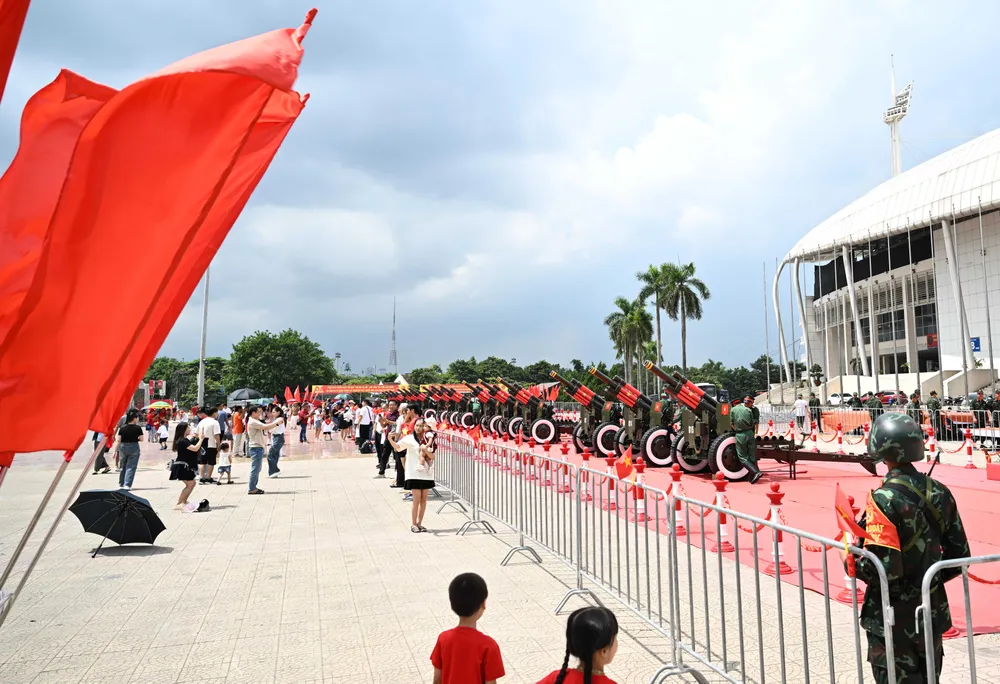 Mỗi ngày, nơi đây thu hút đông đảo khách tham quan, chụp hình DSC_0145.JPG