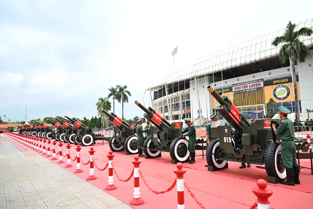 Dàn pháo tại khu vực trước Sân vận động Quốc gia Mỹ Đình DSC_0179.JPG
