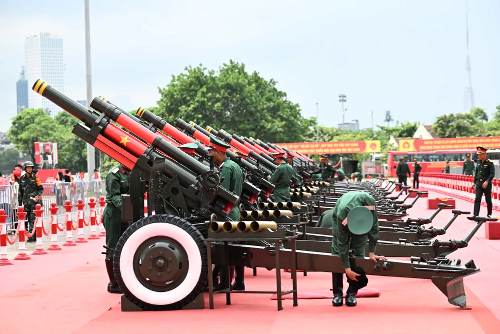 Mỗi khẩu pháo được các chiến sĩ vệ sinh, đảm bảo các khẩu pháo luôn trong tình trạng sạch sẽ DSC_0267.JPG