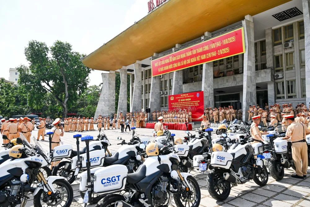 Cùng với hơn 600 cán bộ, chiến sĩ, công an 33 địa phương còn tăng cường 20 xe ô tô, 44 xe mô tô đặc chủng để hỗ trợ cho Công an TP Hà Nội DSC_9788.JPG