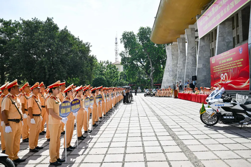 Quang cảnh lễ giao nhận lực lượng cảnh sát giao thông của 33 địa phương. Ảnh: ĐỖ TRUNG DSC_9823.JPG