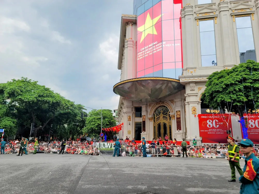 Khu vực đường Lê Duẩn giao với Nguyễn Thái Học cũng được xem là khu vực dễ quan sát đoàn diễu binh đi qua 20250824_164700~2.jpg