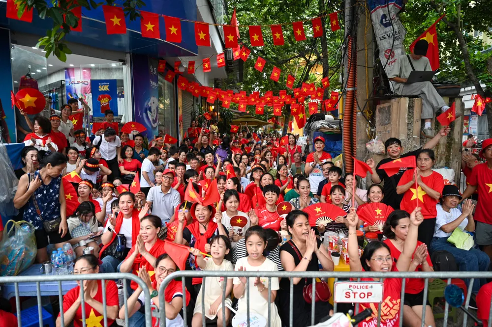 Trên các vỉa hè, ở những con phố nhỏ nhất cũng đông kín người dân đến xem diễu binh, diễu hành DSC_9978.JPG