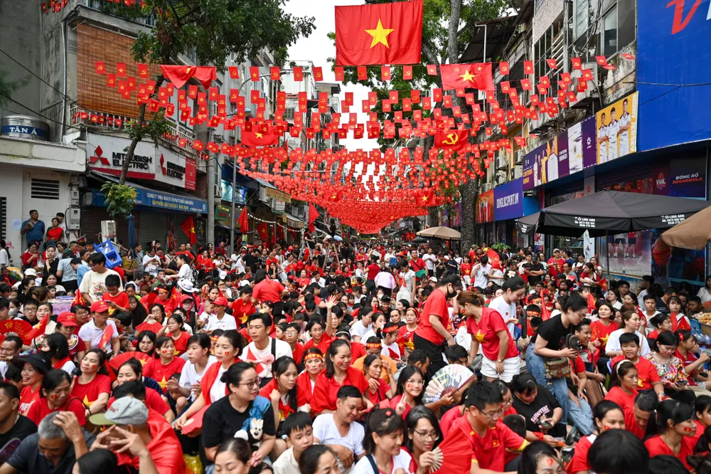 Hàng ngàn nhân dân Thủ đô đứng, ngồi chật kín trên phố Hàng Cháo, đoạn giao với đường Nguyễn Thái Học DSC_9983.JPG