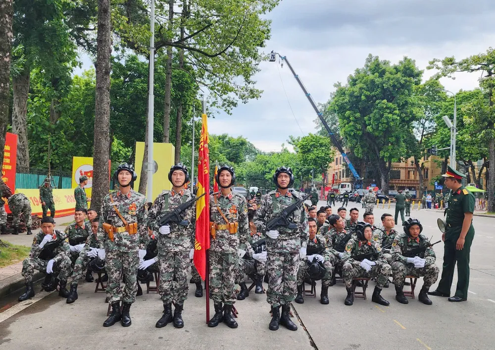 Hiện các khối đội hình diễu binh đang chuẩn bị, sẵn sàng cho buổi tổng hợp luyện lúc 20 giờ cùng ngày z6939841253557_edb0bab92aa8e936e4b349b9f61088b6.jpg