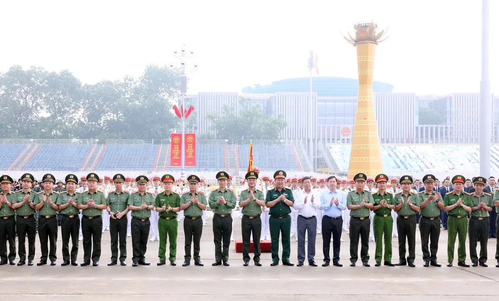 Lãnh đạo Bộ Công an và các đại biểu động viên các lực lượng tham gia làm nhiệm vụ 1.jpg