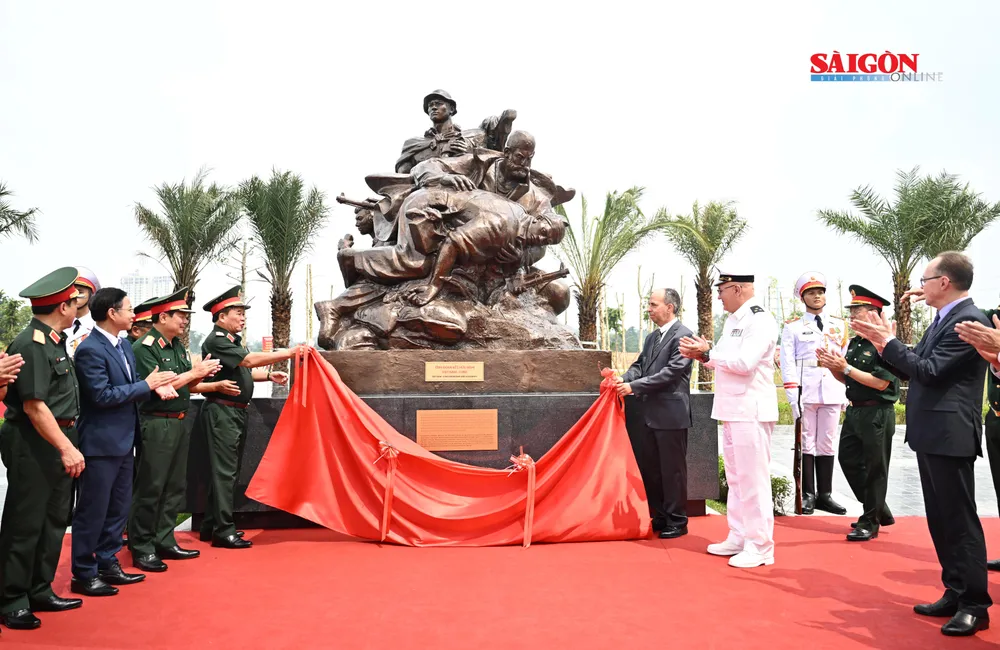 Đại sứ Liên bang Nga và lãnh đạo Bộ Quốc phòng Việt Nam thực hiện nghi thức gắn biển cụm tượng tri ân chuyên gia quân sự. Ảnh: ĐỖ TRUNG DSC_2977.jpg