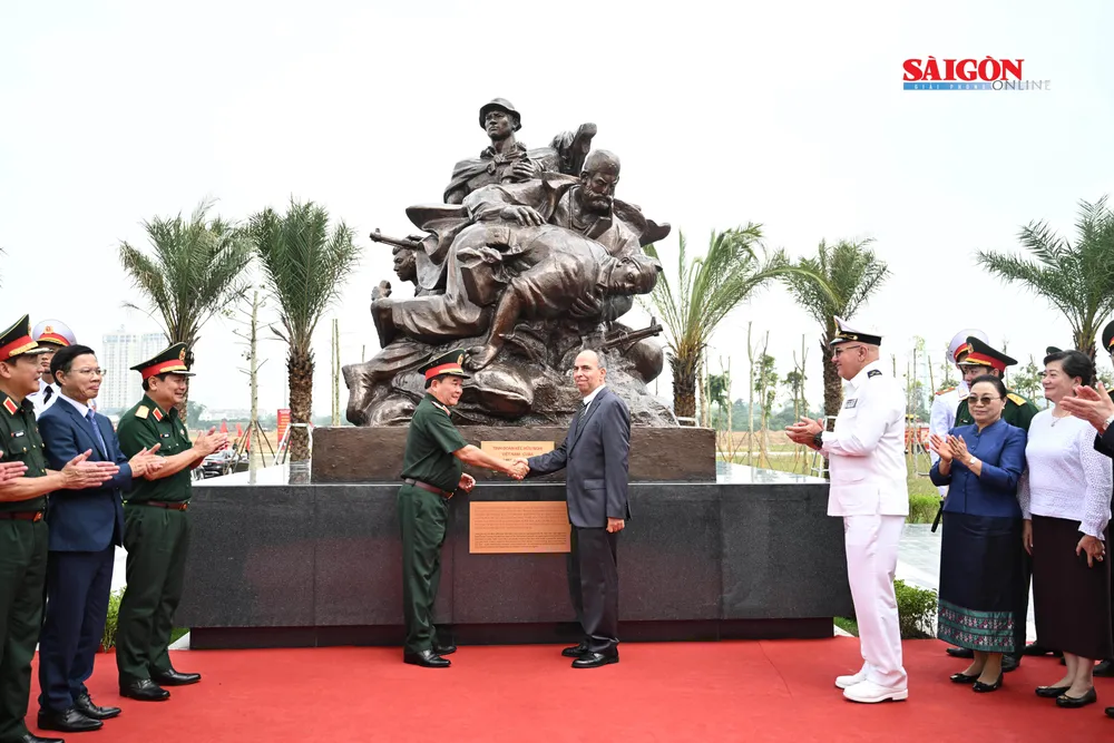 Lễ gắn biển cụm tượng tri ân chuyên gia quân sự Cuba DSC_3019.jpg