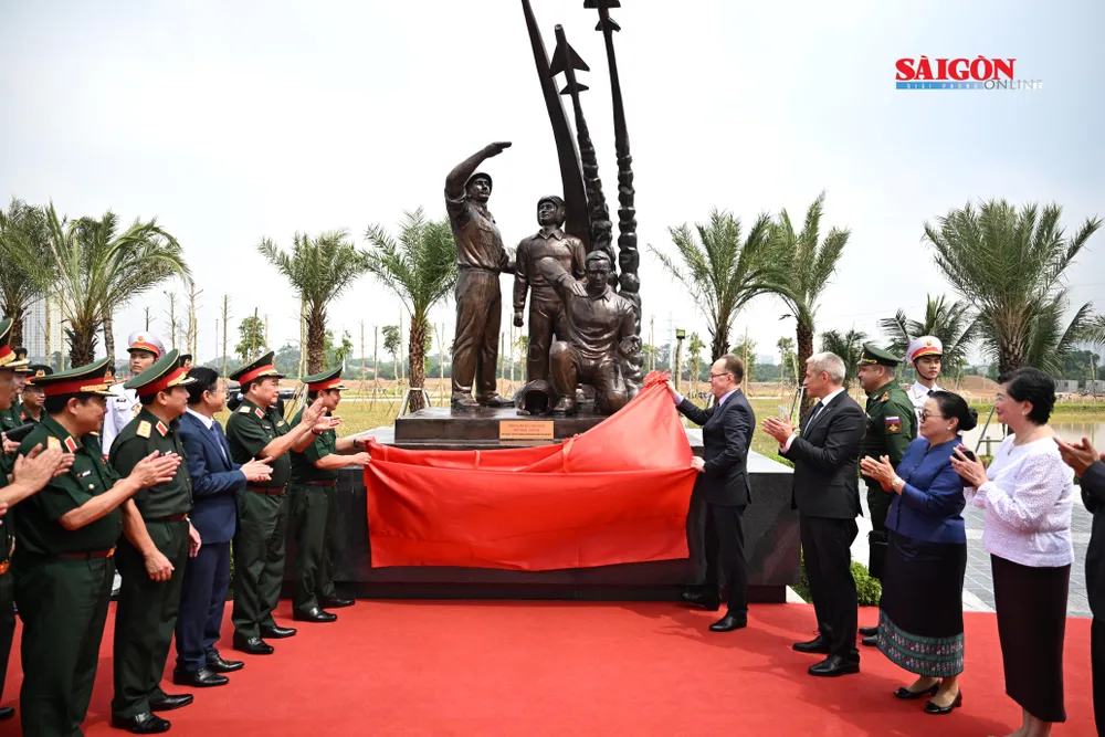 Các đại biểu thực hiện nghi thức gắn biển cụm tượng tri ân chuyên gia quân sự Liên Xô DSC_3028.jpg