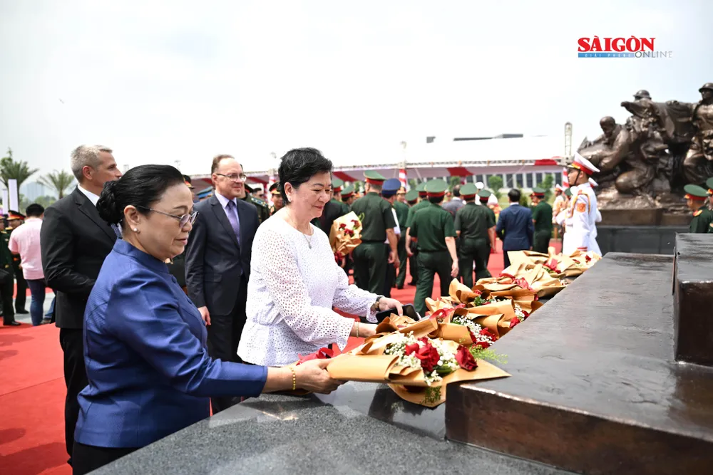 Các đại biểu đặt hoa tri ân các chuyên gia quân sự DSC_3062.jpg