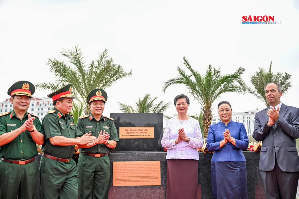 Đặt đá tượng trưng các cụm tượng tri ân chuyên gia quân sự Campuchia DSC_3192.jpg