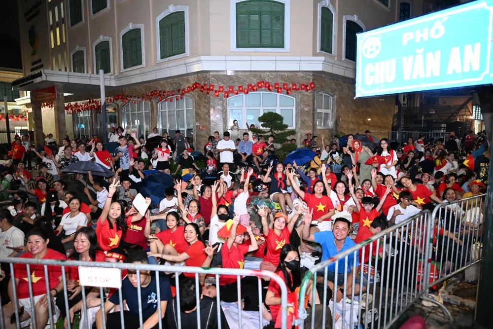 Một góc phố Chu Văn An kín người dân chờ xem tổng duyệt DSC_3328.JPG