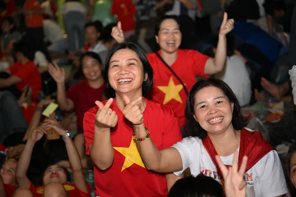 Mặc dù mệt, đói, nhưng tinh thần của hàng ngàn người dân rất vui khi có được vị trí tốt để sáng mai xem diễu binh DSC_3346.JPG