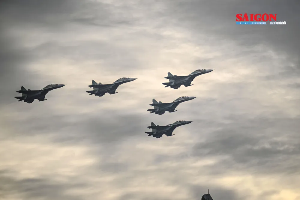 Biên đội 5 chiếc Su30-MK2 hùng dũng tiến vào Quảng trường Ba Đình. Ảnh: ĐỖ TRUNG DSC_4438.jpg