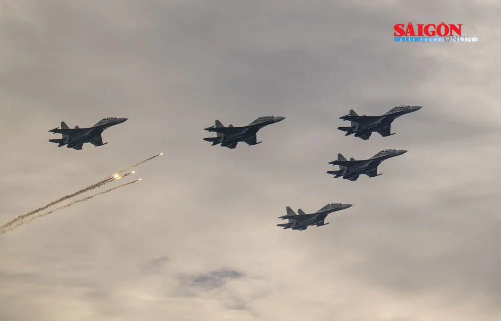 Một trong những chiếc Su30-MK2 nhả bẫy nhiệt trên bầu trời. Ảnh: ĐỖ TRUNG DSC_4703.jpg