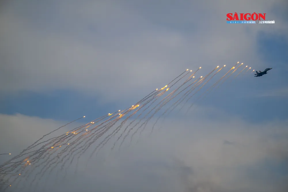 Chiếc Su30-MK2 nhả bẫy nhiệt trên khu vực Hồ Tây. Ảnh: ĐỖ TRUNG DSC_4912.jpg