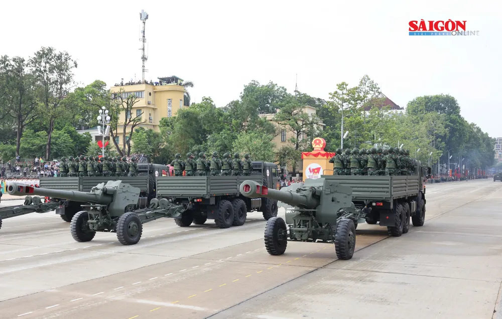 Xe pháo của Quân đội nhân dân Việt Nam. Ảnh: QUANG PHÚC z6959901954677_38fbd2aeeaad7bc6bcc9bc3405151913.jpg