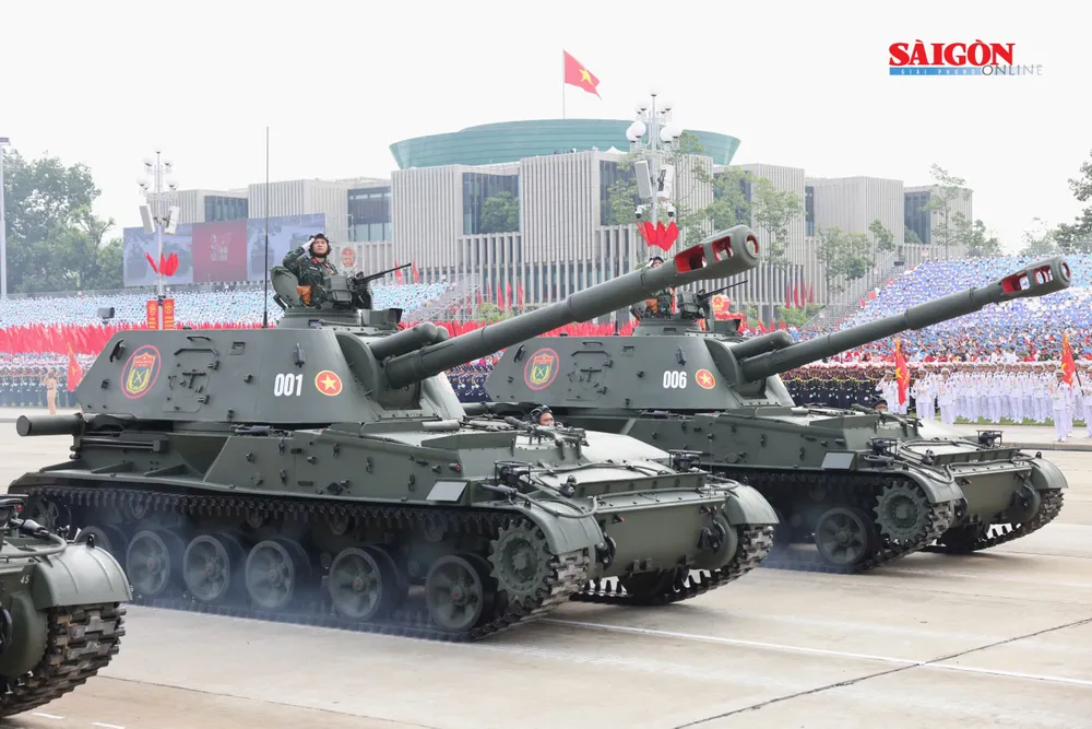 Khối xe tăng hùng dũng diễu hành qua lễ đài. Ảnh: QUANG PHÚC z6959901957820_65ddc82c659576e1f69ab75ea5ab9276.jpg