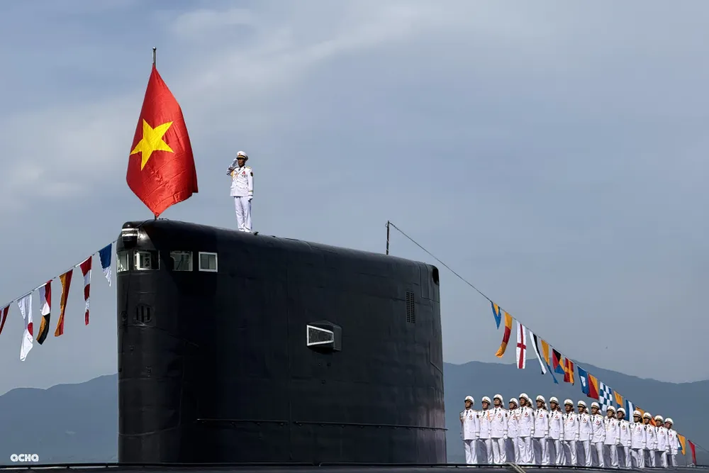 Chào cờ trên tàu ngầm kilo 636.jpg