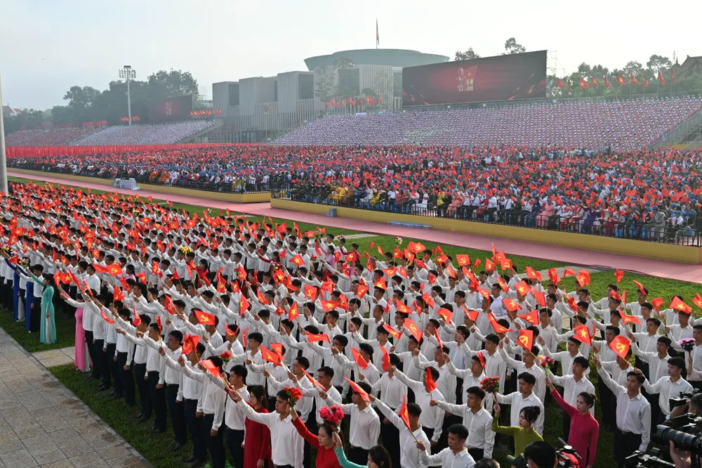 Đông đảo đồng bào dự buổi lễ diễu binh, diễu hành kỷ niệm 80 năm Cách mạng Tháng Tám và Quốc khánh 2-9. Ảnh: ĐỖ TRUNG DSC_0881.JPG