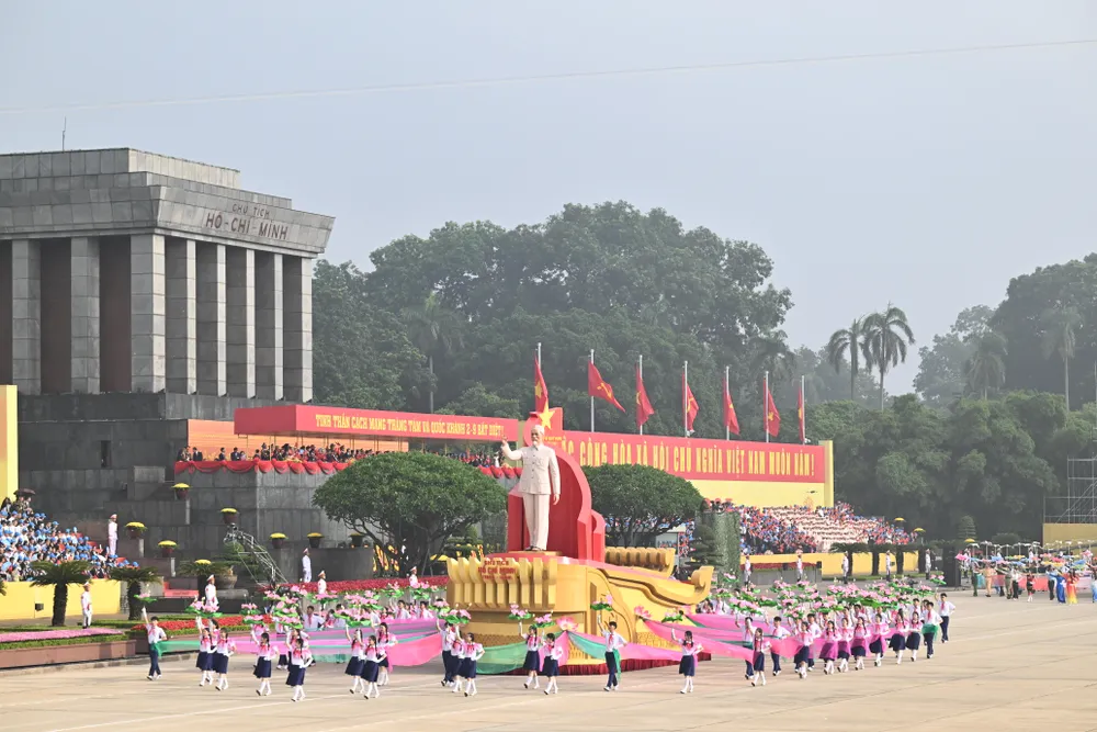 Khối xe rước chân dung Chủ tịch Hồ Chí Minh diễu hành qua Quảng trường Ba Đình trong lễ kỷ niệm. Ảnh: ĐỖ TRUNG DSC_6852.JPG