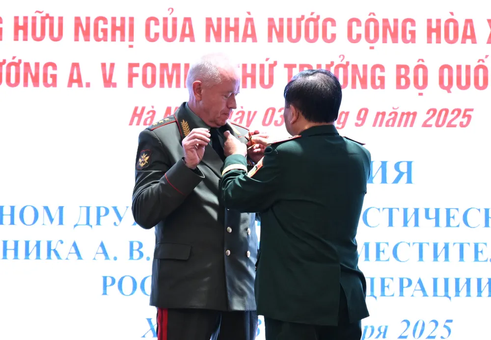 Tại đối thoại, thay mặt lãnh đạo Đảng, Nhà nước Việt Nam, Thượng tướng Hoàng Xuân Chiến đã tặng Huân chương hữu nghị đến Thượng tướng Alexander Vasilyevich Fomin. Ảnh: ĐỖ TRUNG DSC_0099.JPG