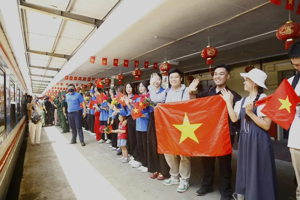 Lực lượng thanh niên, bạn trẻ Hà Nội ra ga tiễn các chiến sĩ z6972846883015_85509e36aa988535d4ceaf7ba17adf99.jpg
