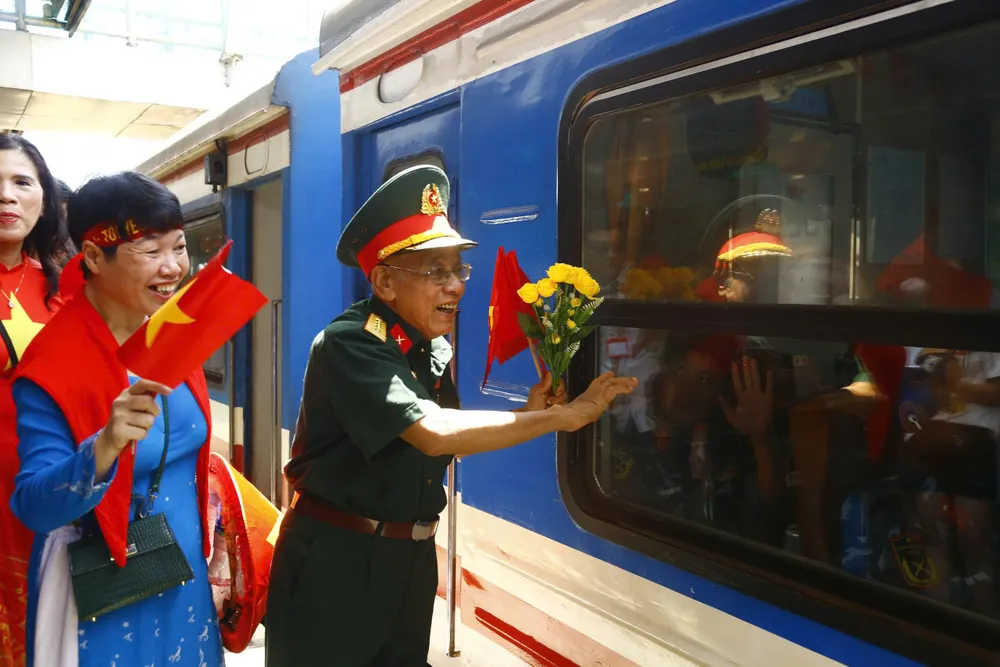 Cựu chiến binh Cao Huy Thông vẫy chào tạm biệt các chiến sĩ hoàn thành nhiệm vụ A80 z6972846922618_60942f09e06ef1103c0f84799d46e190.jpg