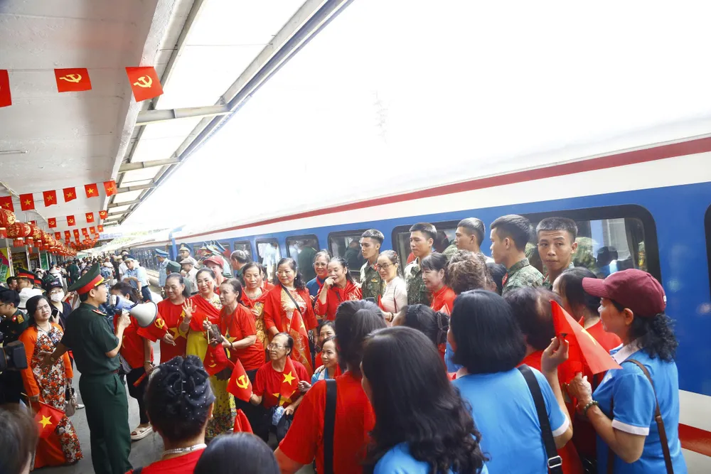 Đông đảo người thân, người dân ra ga tiễn các chiến sĩ làm xong nhiệm vụ A80 trở về đơn vị z6972846922714_9e908c852d64a8ae58a4477d31b844a5.jpg