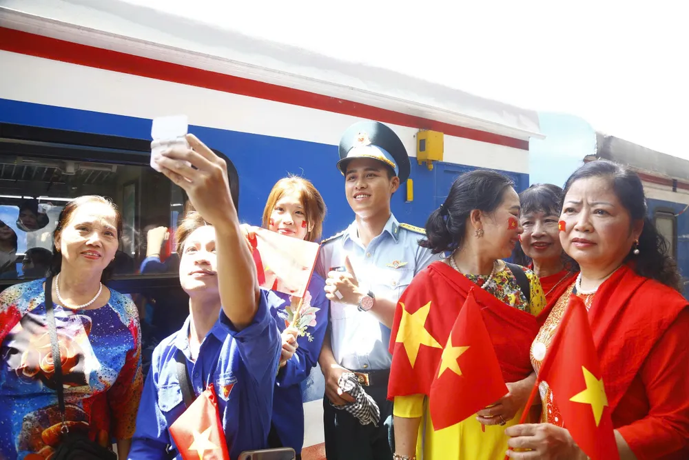 Người thân, bạn bè ra ga để tiễn các chiến sĩ về đơn vị z6972846922882_6a6e7f846a08bdd177270903ebe9da2a.jpg