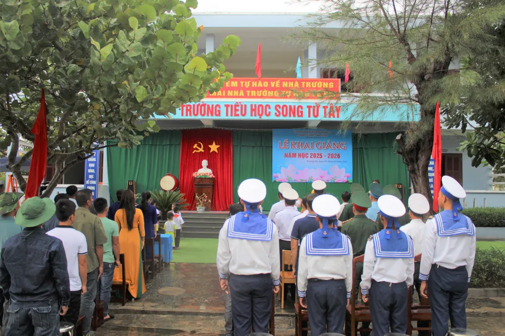 Chào cờ nhân dịp năm học mới trên đảo Song Tử Tây Chào cờ nhân dịp năm học mới trên đảo Song Tử Tây.jpg
