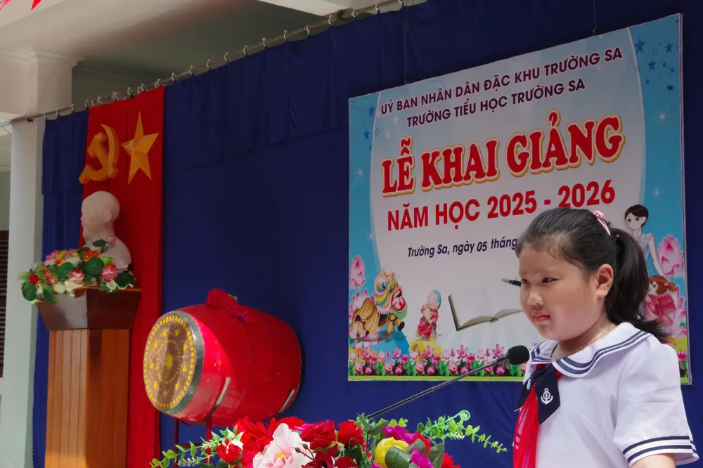 Đại diện học sinh Đặc khu Trường Sa phát biểu trong lễ khai giảng cháu đại diện cho các học sinh Đặc khu Trường Sa phát biểu.jpg