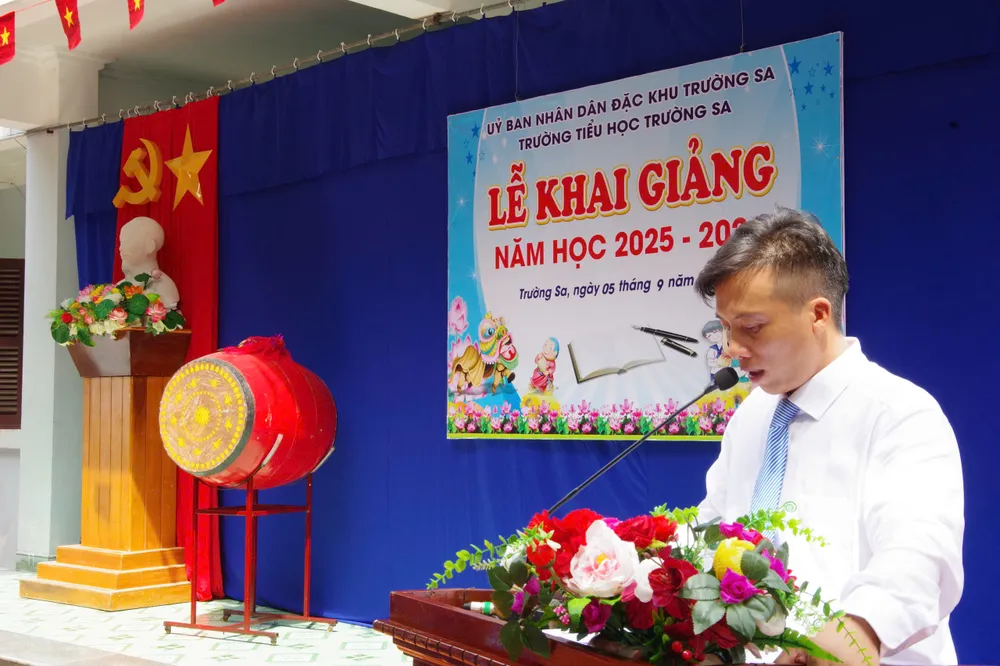 Đại diện chính quyền đảo Trường Sa phát biểu Đại diện chính quyền đảo Trường Sa phát biểu.jpg
