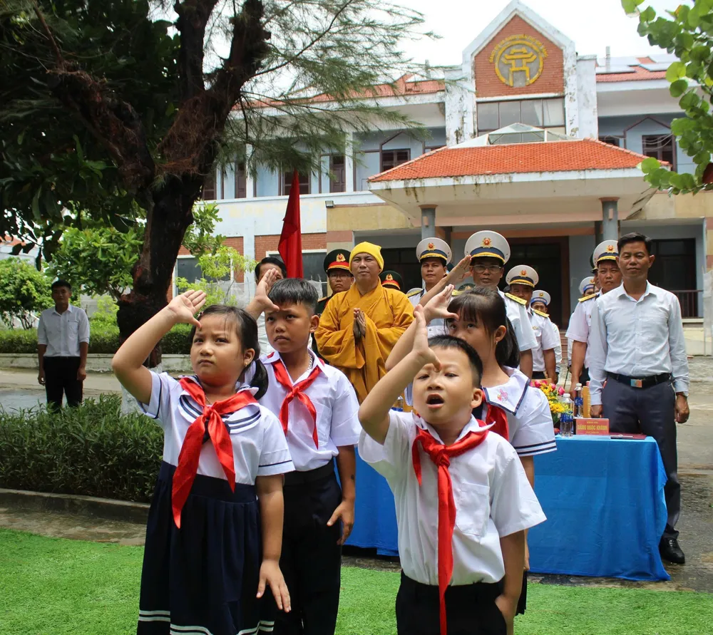 Học sinh Đặc khu Trường Sa cất tiếng hát Quốc ca Học sinh Đặc khu Trường Sa cất tiếng hát Quốc ca.jpg