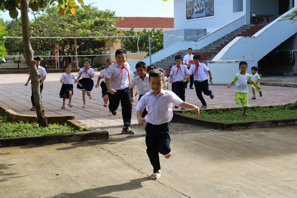 Niềm vui tới trường trên Đặc khu Trường Sa Niềm vui tới trường trên Đặc khu Trường Sa.jpg