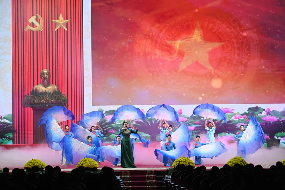 Tiết mục văn nghệ trong buổi lễ. Ảnh: ĐỖ TRUNG DSC_0327.JPG