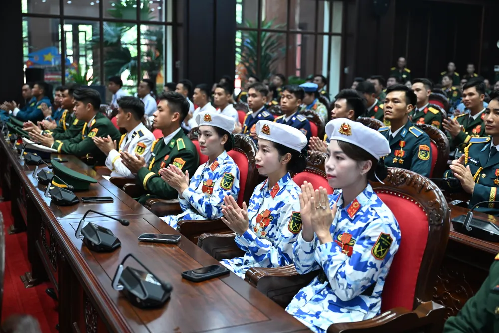 Các nữ sĩ quan quân y tại lễ tuyên dương. Ảnh: ĐỖ TRUNG DSC_0368.JPG