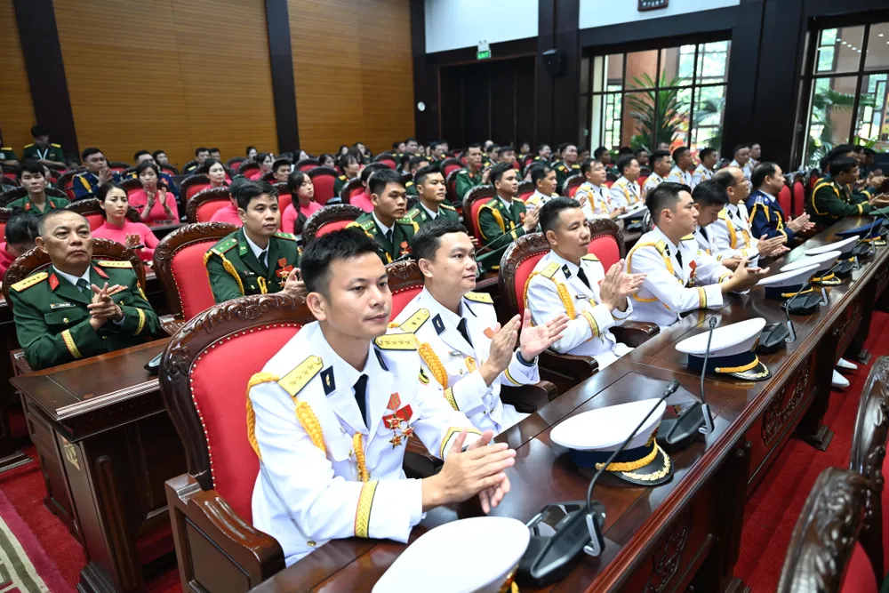 Các đơn vị tham gia nhiệm vụ A80 có mặt tại lễ tuyên dương. Ảnh: ĐỖ TRUNG DSC_0381.JPG