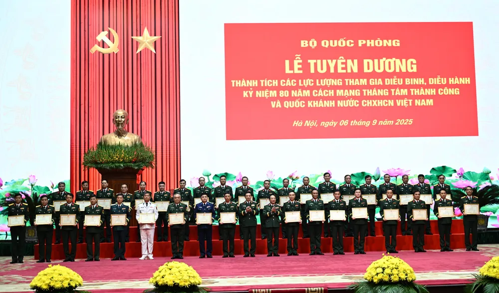 Đại tướng Phan Văn Giang và Đại tướng Trịnh Văn Quyết tặng bằng khen cho các đơn vị trong quân đội tham gia nhiệm vụ A80. Ảnh: ĐỖ TRUNG DSC_0485.JPG