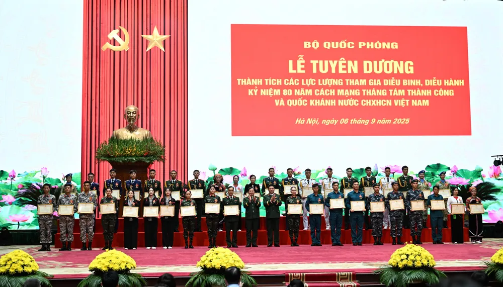 Các cá nhân, tập thể được tuyên dương hoàn thành xuất sắc nhiệm vụ A80. Ảnh: ĐỖ TRUNG DSC_0538.JPG