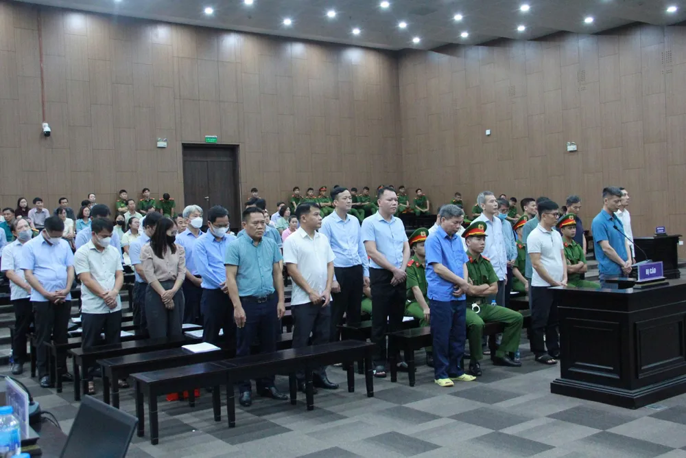 Các bị cáo tại phiên tòa, sáng 10-9. Ảnh: TRUNG NGUYÊN bị cáo 1.jpg