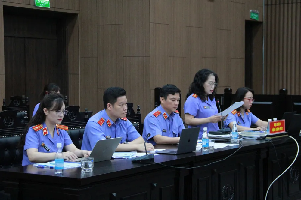 Đại diện viện kiểm sát công bố bản luận tội. Ảnh: TRUNG NGUYÊN vks 2.jpg
