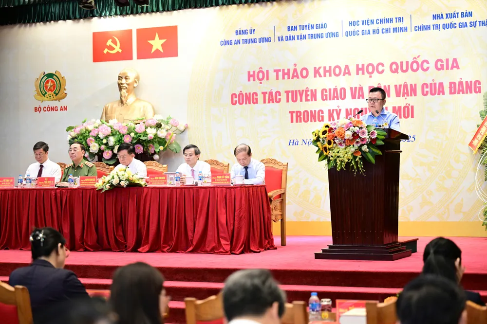 Nhà báo Lê Quốc Minh trình bày tham luận tại hội thảo. Ảnh: ĐỖ TRUNG z7000642023430_e6431d61ff0bc97736383efd354095eb.jpg